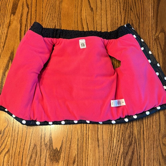 Carter’s 2T puffer vest - Picture 2 of 3